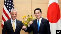 Rahm Emanuel (kiri), Duta Besar AS yang baru untuk Jepang, bersama Perdana Menteri Jepang Fumio Kishida di kediaman resmi perdana menteri di Tokyo, Jepang, Jumat, 4 Februari 2022. (Franck Robichon/Pool Foto via AP)