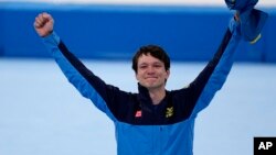 瑞典竞速滑冰选手范德普尔（Nils van der Poel）庆祝他在北京冬奥会上获两面金牌。（2022年2月6日）