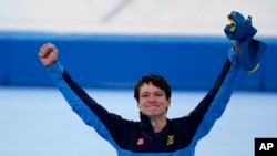 瑞典競速滑冰選手范德普爾（Nils van der Poel）慶祝他在北京冬奧會上獲兩面金牌。（2022年2月6日）