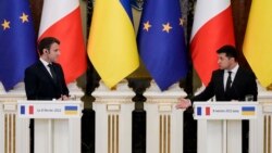 El presidente francés, Enmanuel Macron (izq.) sostiene un encuentro con su par ucraniano Vladimir Zelensky, el 8 de febrero de 2022 en Kiev, capital de Ucrania.