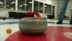 برفانی فرش پر کھیلا جانے والا کھیل 'کرلنگ'