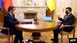 Presiden Prancis Emmanuel Macron mengadakan pembicaraan dengan Presiden Ukraina Volodymyr Zelenskyy di Kyiv, Ukraina, Selasa (8/2). 