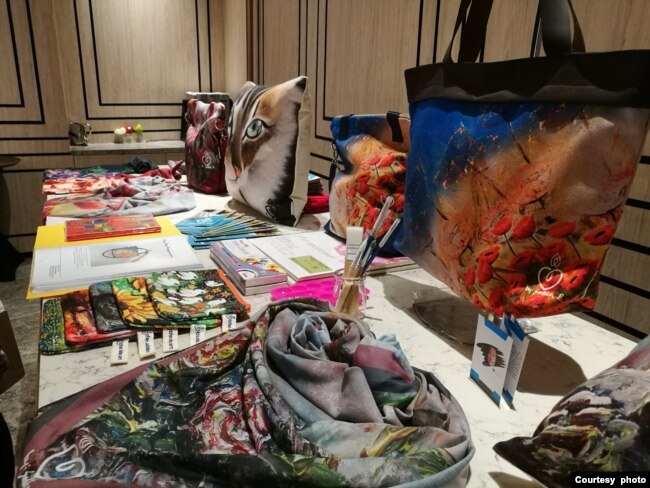 The Able Art mereproduksi karya lukis seniman difabel ke dalam berbagai produk, seperti sarung bantal, kerudung hingga tas kain (Courtesy: The Able Art)