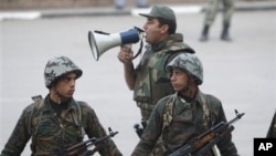 Des soldats égyptiens au Caire, Egypte, 13 février 2011.