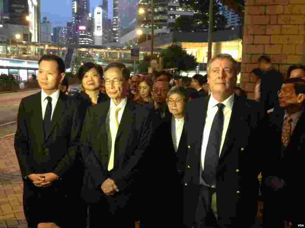 香港法律界举行反人大释法黑衣静默游行（美国之音海彦拍摄）