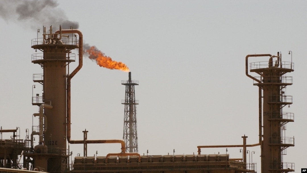 Kilang minyak terbesar Irak di Baiji, Irak. (AP Photo/Stan Honda, Pool)