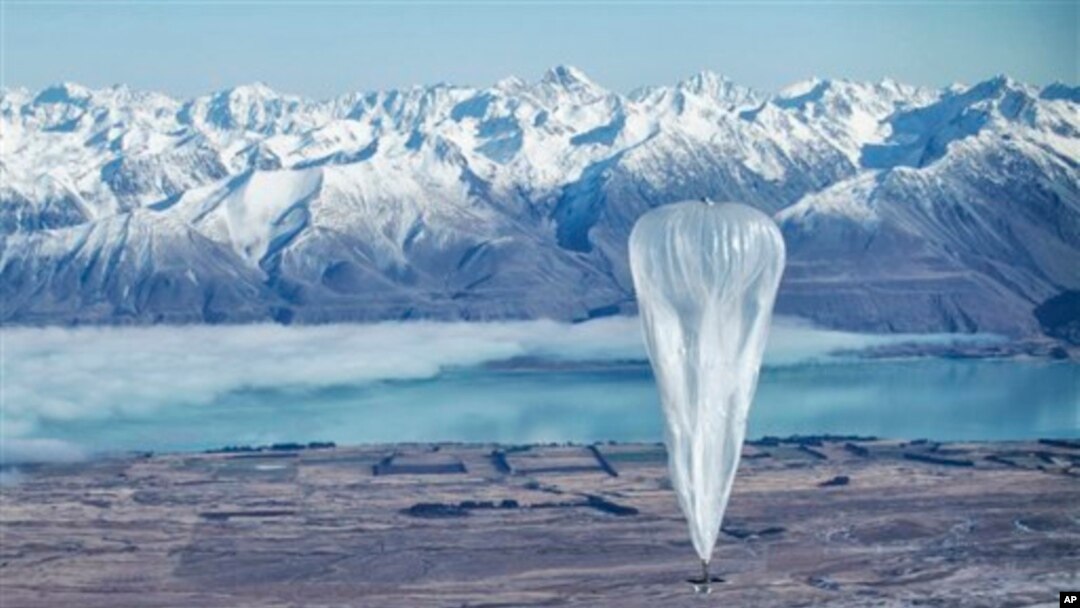 Sebuah balon Google terbang melewati pegunungan Alpen Selatan dengan latar belakang Tekapo, Selandia baru. Balon-balon ini terbang di stratosfer dan memancarkan sinyal Internet ke Bumi. (AP/Jon Shenk) 