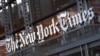 El letrero del New York Times cuelga sobre la entrada de su edificio en Nueva York, el 6 de mayo de 2021.