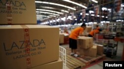 Karyawan peritel daring Lazada bekerja di gudang in Jakarta, Indonesia April 15, 2016. (Foto: REUTERS/Darren Whiteside)