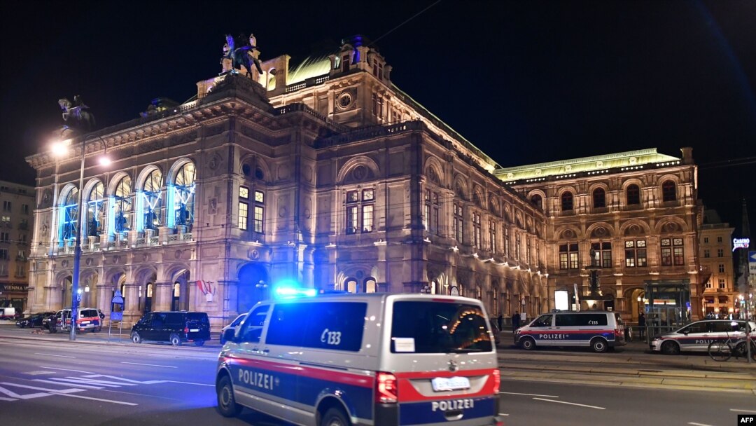 Una patrulla policial pasa frente a la Ópera de Viena tras un ataque terrorista, el lunes 2 de noviembre, que dejó cinco personas muertas, incluyendo un atacante.