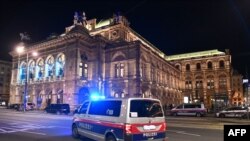 Una patrulla policial pasa frente a la Ópera de Viena tras un ataque terrorista, el lunes 2 de noviembre, que dejó cinco personas muertas, incluyendo un atacante.