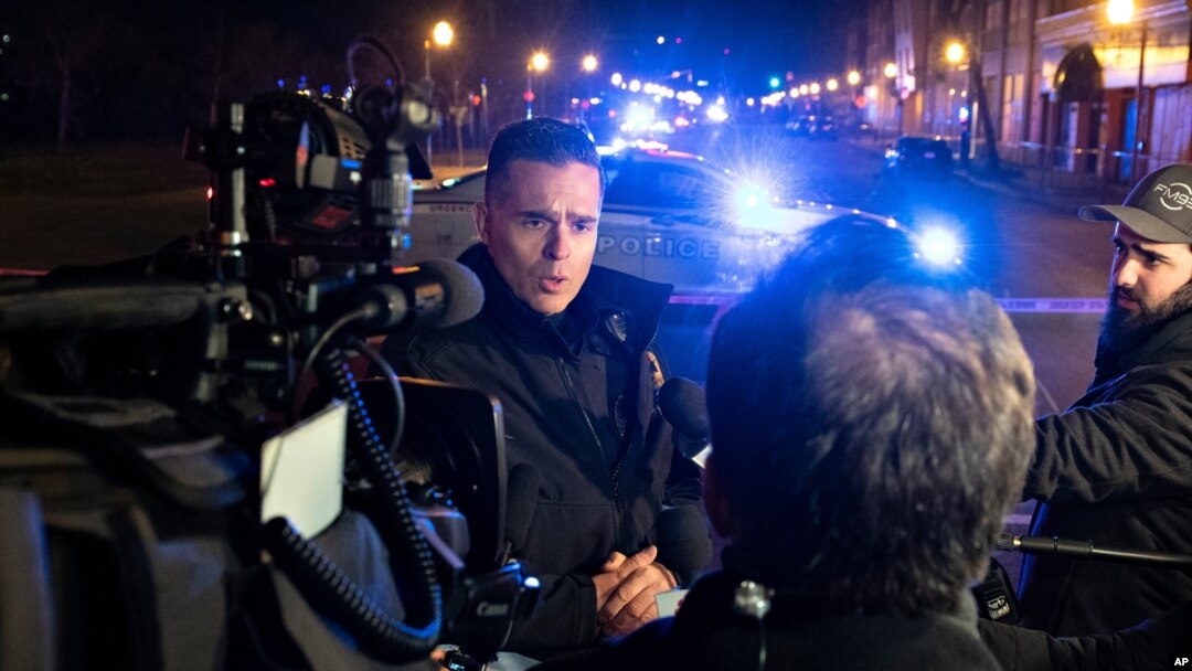 Etienne Doyon, vocero de la policía de Quebec, Canadá, informa sobre un ataque a puñaladas que dejó dos personas muertas y un sospechoso detenido, el domingo 1 de noviembre de 2020.