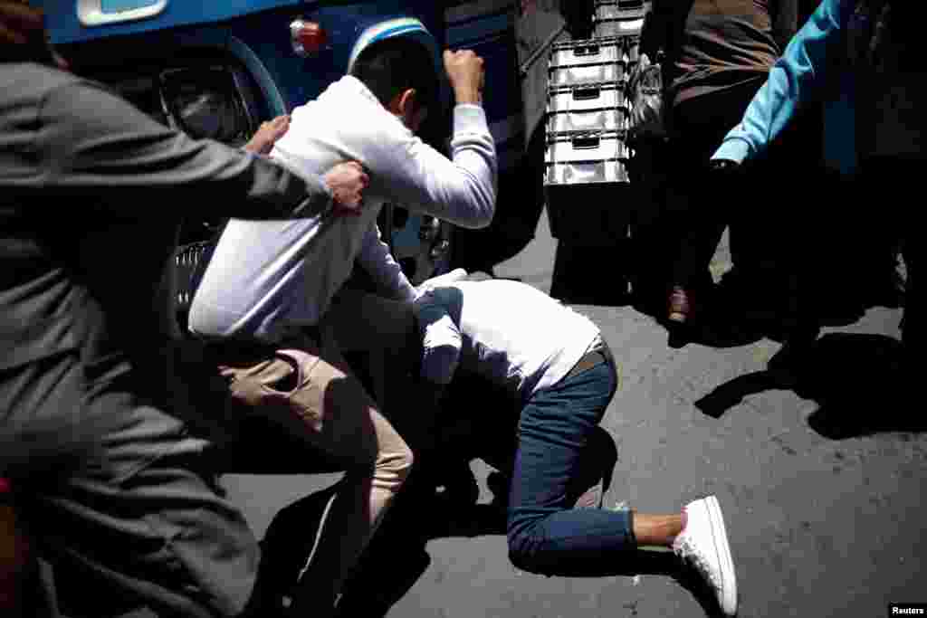 Dos hombres pelean durante la marcha de partidarios del presidente boliviano Evo Morales. 