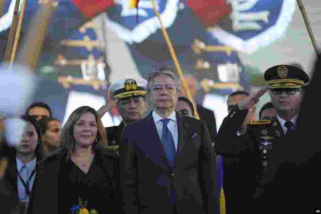 El presidente de Ecuador, Guillermo Lasso, acompañado por su espos, María de Lourdes Arcival, sale del Consejo Nacional Electoral después de una ceremonia de apertura de las elecciones de medio término y un referendo nacional en Quito el 5 de febrero de 2023.