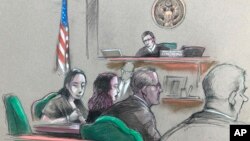 佛羅里達州的海湖莊園而被逮捕的中國女子張玉婧（YUJING ZHANG）(左)4月8日的聽證會上掃描圖。