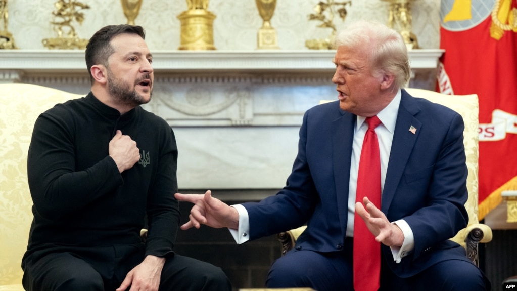 Tổng thống Hoa Kỳ Donald Trump (phải) và Tổng thống Ukraine Volodymyr Zelenskyy gặp nhau tại Phòng Bầu dục, Tòa Bạch Ốc, ngày 28/2/2025.