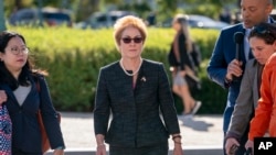 L'ex-ambassadrice américaine à Kiev, Marie Yovanovitch, se dirige vers le Capitol Hill, le 11 octobre, 2019, in Washington. 