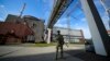 Російський військовий на території Запорізької АЕС. 1 травня 2022 року. ЗАЕС — найбільша атомна станція в Європі — з перших днів вторгнення перебуває під контролем російських військових. (AP)