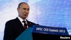 Presiden Rusia Vladimir Putin berbicara pada pertemuan CEO pada KTT APEC di Nusa Dua, Bali (7/10). (Reuters/Edgar Su)