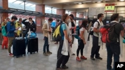 Pendaki gunung Spanyol yang terdampar, trekker dan turis tiba di bandara Kathmandu, Nepal, untuk naik penerbangan repatriasi yang diatur oleh pemerintah mereka, Jumat, 21 Mei 2021. (AP Photo/Binaj Gurubacharya)