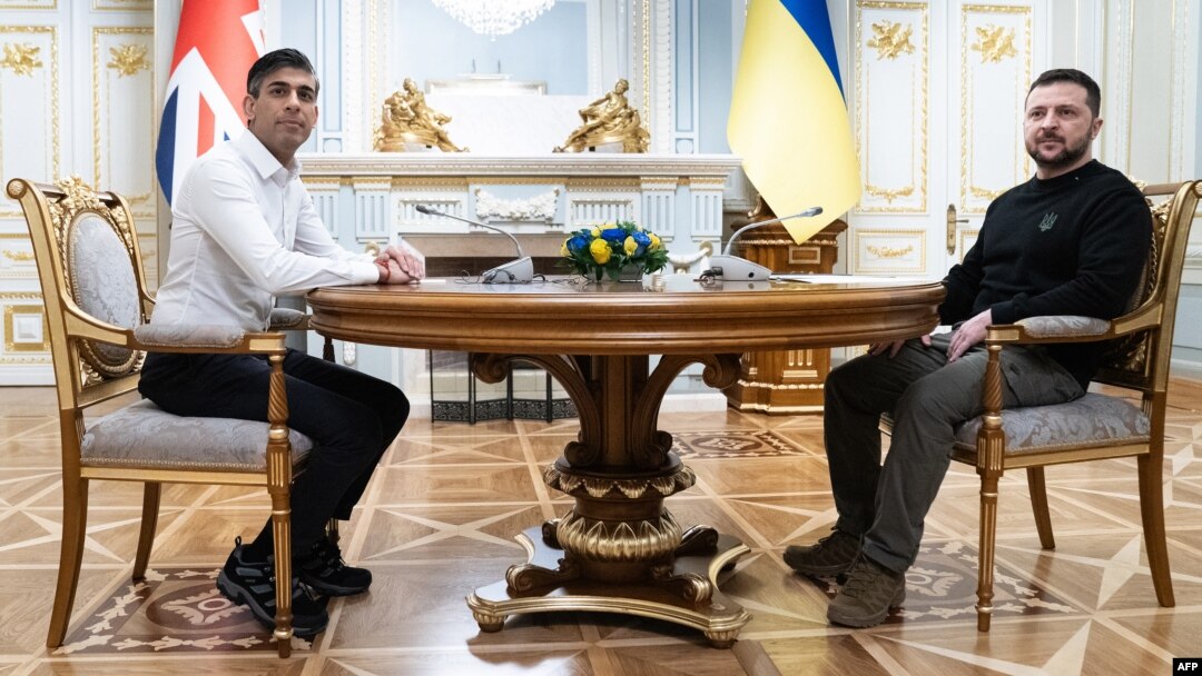 Владимир Зеленский встречается с премьер-министром Великобритании Риши Сунаком (слева) в Президентском дворце в Киеве 12 января 2024 года.