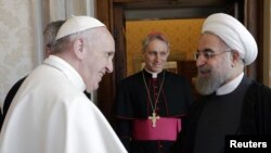 Iran's President Hassan Rouhani (R) is welcomed by Pope Francis at the Vatican, Jan. 26, 2016. 