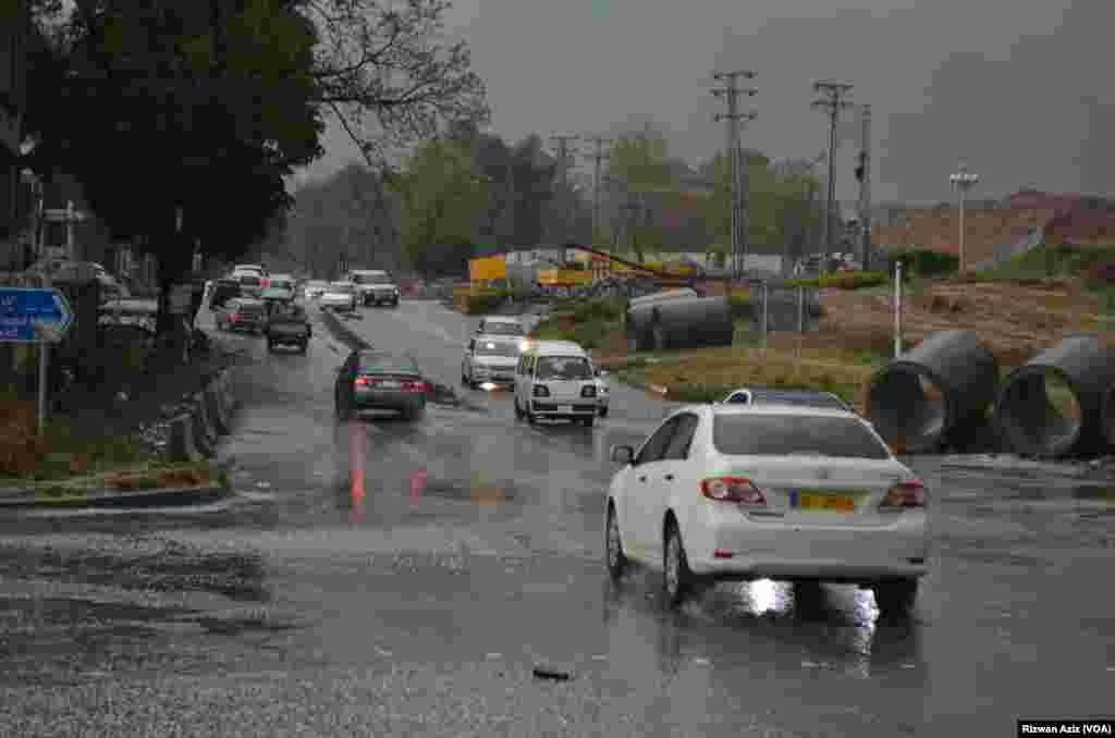 وفاقی دارالحکومت میں رہنے والوں کے لیے ژالہ باری نے موسم&nbsp; کو اور دلکش بنا دیا۔