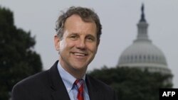 Thượng nghị sĩ Sherrod Brown là một trong những người bảo trợ dự luật chống Trung Quốc giữ giá trị đồng nguyên thấp một cách giả tạo