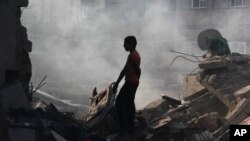 Un cese el fuego entre Israel y el grupo militante Hamas se mantenía este jueves.