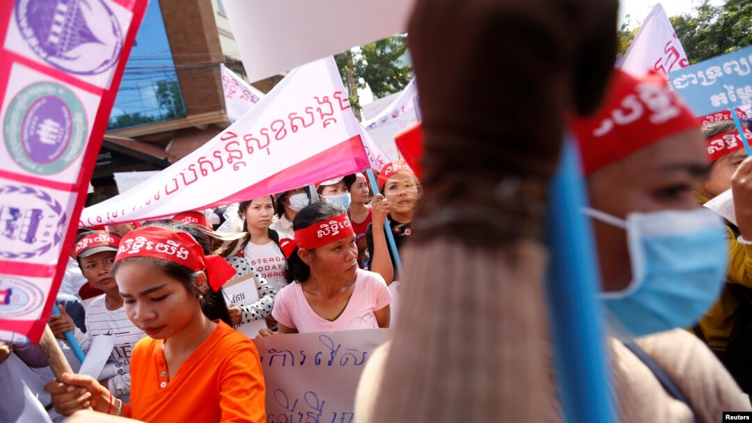 Para pekerja pabrik pakaian jadi (garmen) ikut berpartisipasi dalam pawai Hari Buruh (May Day) di Phnom Penh, Kamboja, 1 Mei 2017. (REUTERS/Samrang Pring)