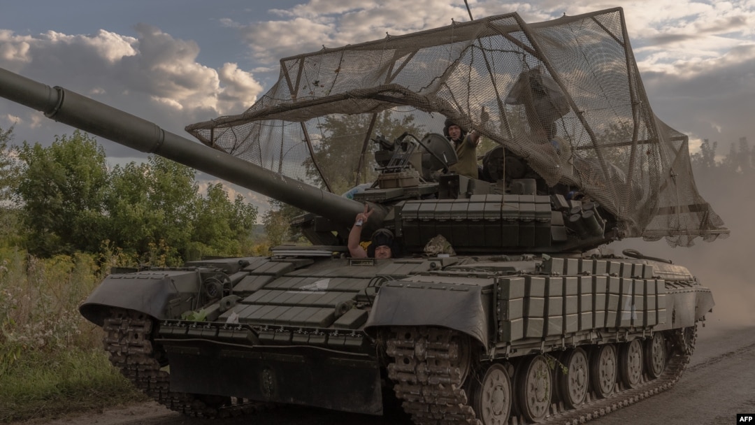 Prajurit Ukraina mengendarai tank T-64 buatan Soviet di wilayah Sumy, dekat perbatasan dengan Rusia, 11 Agustus 2024, di tengah invasi Rusia ke Ukraina. (Roman PILIPEY / AFP)