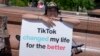 Una creadora de contenidos de TikTok, sostiene un cartel "TikTok cambió mi vida para bien" frente al Capitolio de EEUU, en Washington, el 23 de abril de 2024