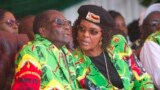 Prezida Robert Mugabe wa Zimbabwe n'umutambukanyi wiwe Grace Mugabe.