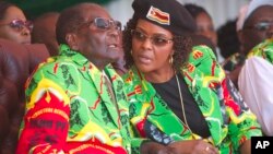 Le président Robert Mugabe et sa femme Grace regarde une cours à Marondera, à 100 km d'Harare, le 2 juin 2017. 