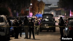 白宫记者协会年度晚宴枪击事件发生后，联调局和警察在加利福尼亚州托伦斯与嫌疑人科尔·托马斯·艾伦有关联的住宅外执行任务。(2026年4月25日)