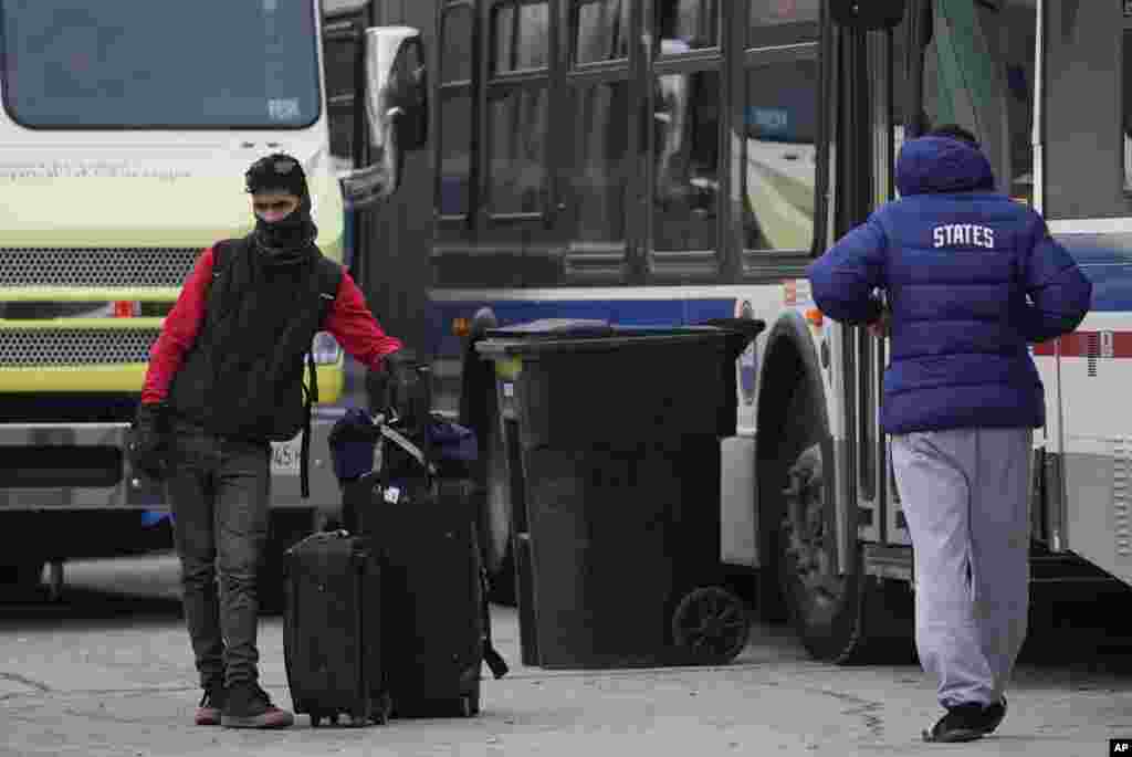 Un migrante llega a los autobuses designados como &quot;calentadores&quot; para los migrantes.