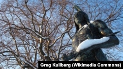 The Wampanoag chief Massasoit welcomed the English settlers and kept peaceful relations with them. But after he died relations grew worse.