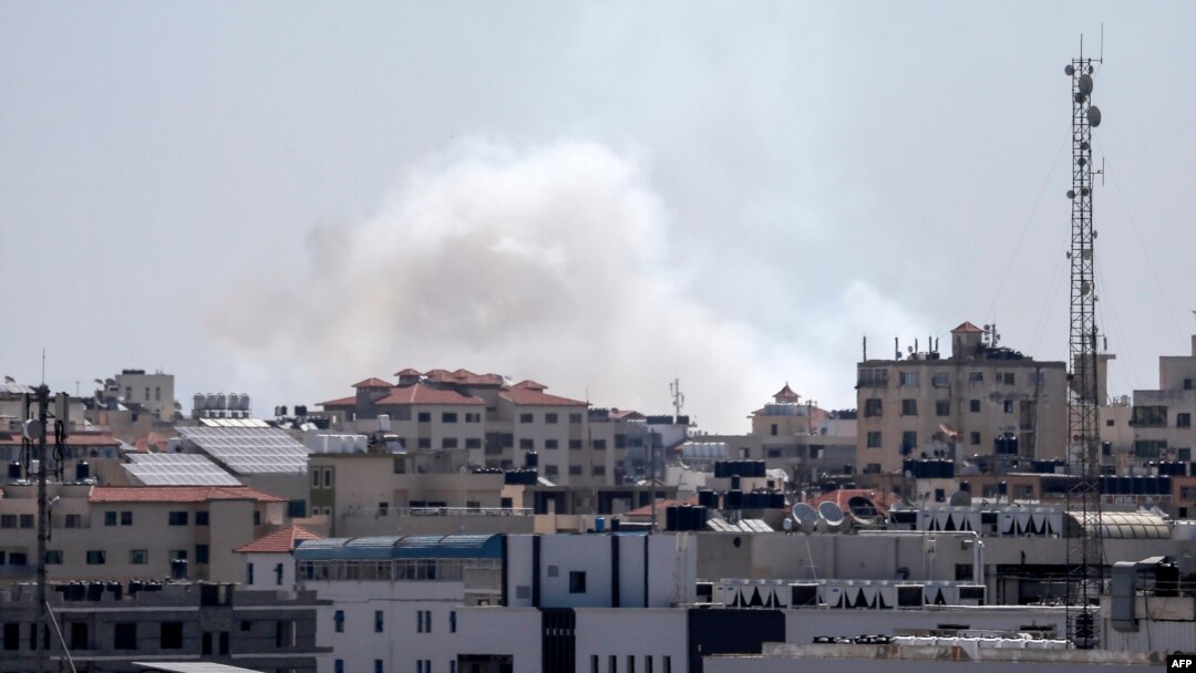 Asap membubung setelah misil-misil diluncurkan ke arah Israel dari Jalur Gaza, 4 Mei 2019. 
