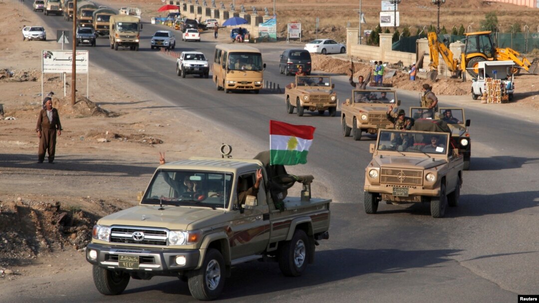 Đoàn xe chở các chiến binh thuộc lực lượng Peshmerga rời khỏi một căn cứ ở miền bắc Iraq trên đường đến Kobani, Syria, ngày 28/10/2014.