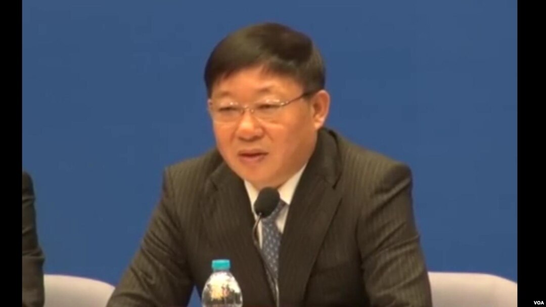 上海市副市长艾宝俊在记者会上回答美国之音记者的问题（2013年11月，美国之音东方拍摄）