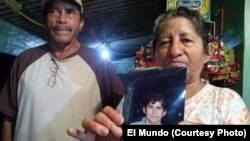 Los padres del náufrago salvadoreño, Julia Alvarenga y José Orellana, muestran una foto de su hijo, antes de partir a México. Doña Julia conversó con la Voz de América. 