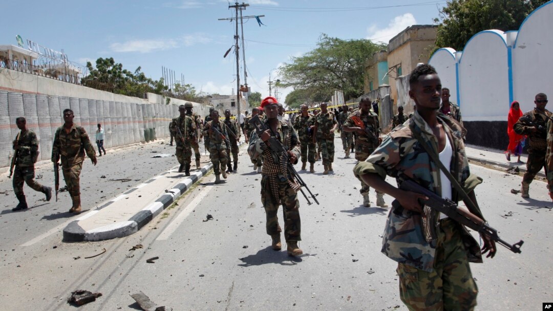 Pasukan Somalia melakukan patroli di Mogadishu pasca serangan oleh militan al-Shabab (foto: ilustrasi). 