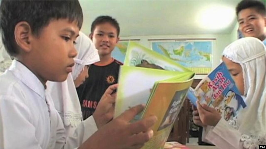 Indoneziyalik bolalar kutubxonaga jon deb keladi.