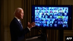 20일 백악관에서 조 바이든 행정부 임명직 공무원들의 화상 선서식이 열렸다.