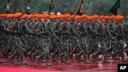 Komando Angkatan Udara Indonesia (KOPASGAT) berbaris saat upacara penyambutan kunjungan Kepala Staf Gabungan AS Jenderal Mark Milley di Markas Besar TNI di Jakarta, Minggu, 24 Juli 2022. 