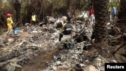 \Masu aikin ceto a inda jirgin saman manyan hafsoshin sojan Guinea ya fadi a kusa da Monrovia babban birnin Liberiya, Litinin 11 Fabrairu, 2013.