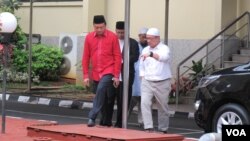 Bachtiar Nasir (baju merah), salah satu pimpinan dalam demonstrasi 'Aksi Bela Islam' bersama Kiai Fachrurozi Ishak, dan tokoh Islam lainnya usai diterima Kapolri Jenderal Tito Karnavian di Mabes Polri di Jakarta, Selasa 18/10. (VOA/Fathiyah Wardah)