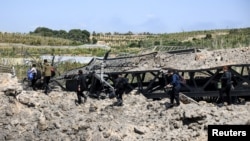 2026년 4월 16일, 레바논 남부와 나머지 지역을 잇는 마지막 다리가 이스라엘의 공습으로 끊긴 후, 레바논 카스미예에서 사람들이 잔해 사이를 걸어서 건너고 있다.