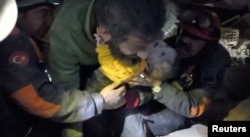 نجات کودک دیگری از زیر آوار زلزله توسط امدادگران