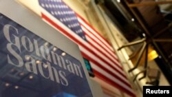 Logo Goldman Sachs terlihat di lantai Bursa Efek di Wall Street, New York (foto: ilustrasi). 